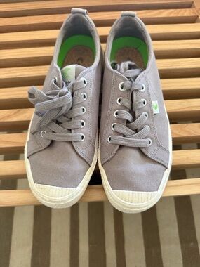 Cariuma Light Gray Canvas Sneaker with Neon Green Insole